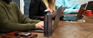 Drei Personen am Laptop im Büro