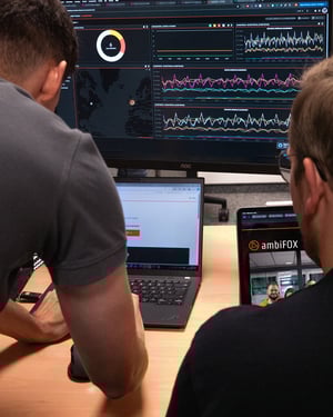2 Menschen arbeiten nebeneinander am Laptop