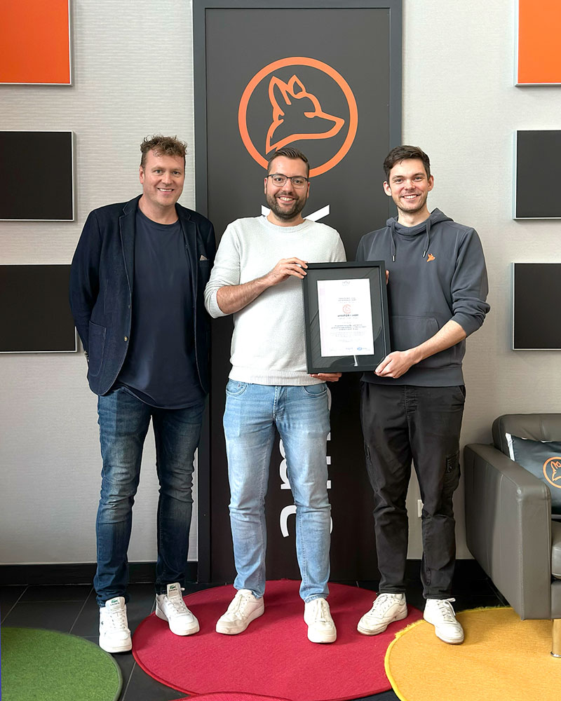 Wir halten die ISO/IEC-Zertifizierung in den Händen